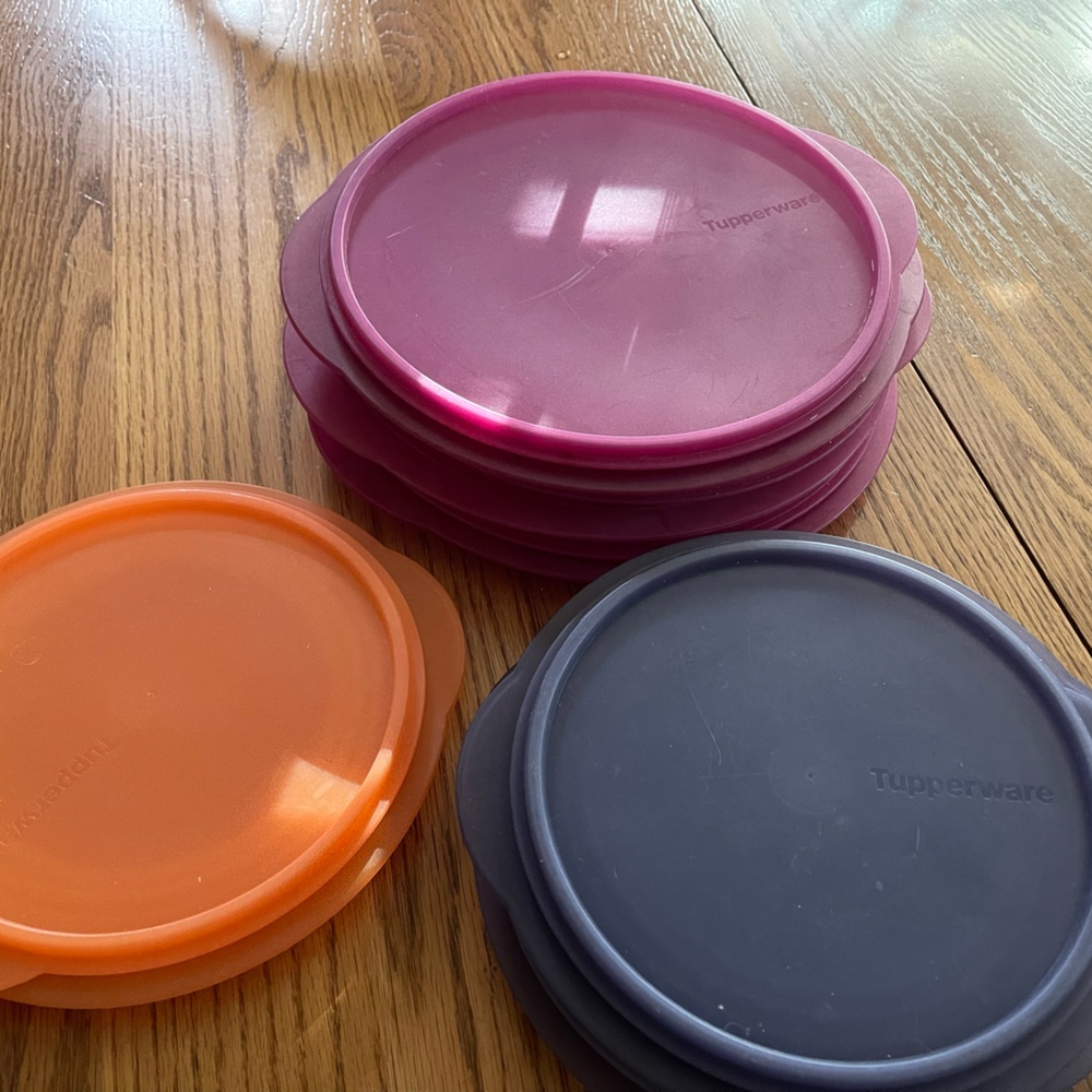 Brand new NEVER used set of 6 Tupperware flat out containers